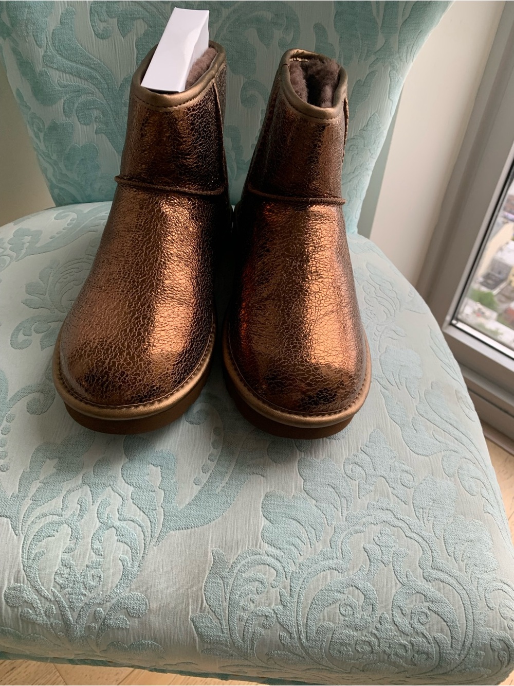 UGG Metallic Copper Short Shearling Boots

100% Authentic!

Brand new!